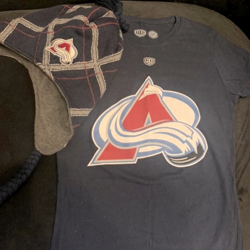 Colorado Avalanche Women’s Small tee and beanie
